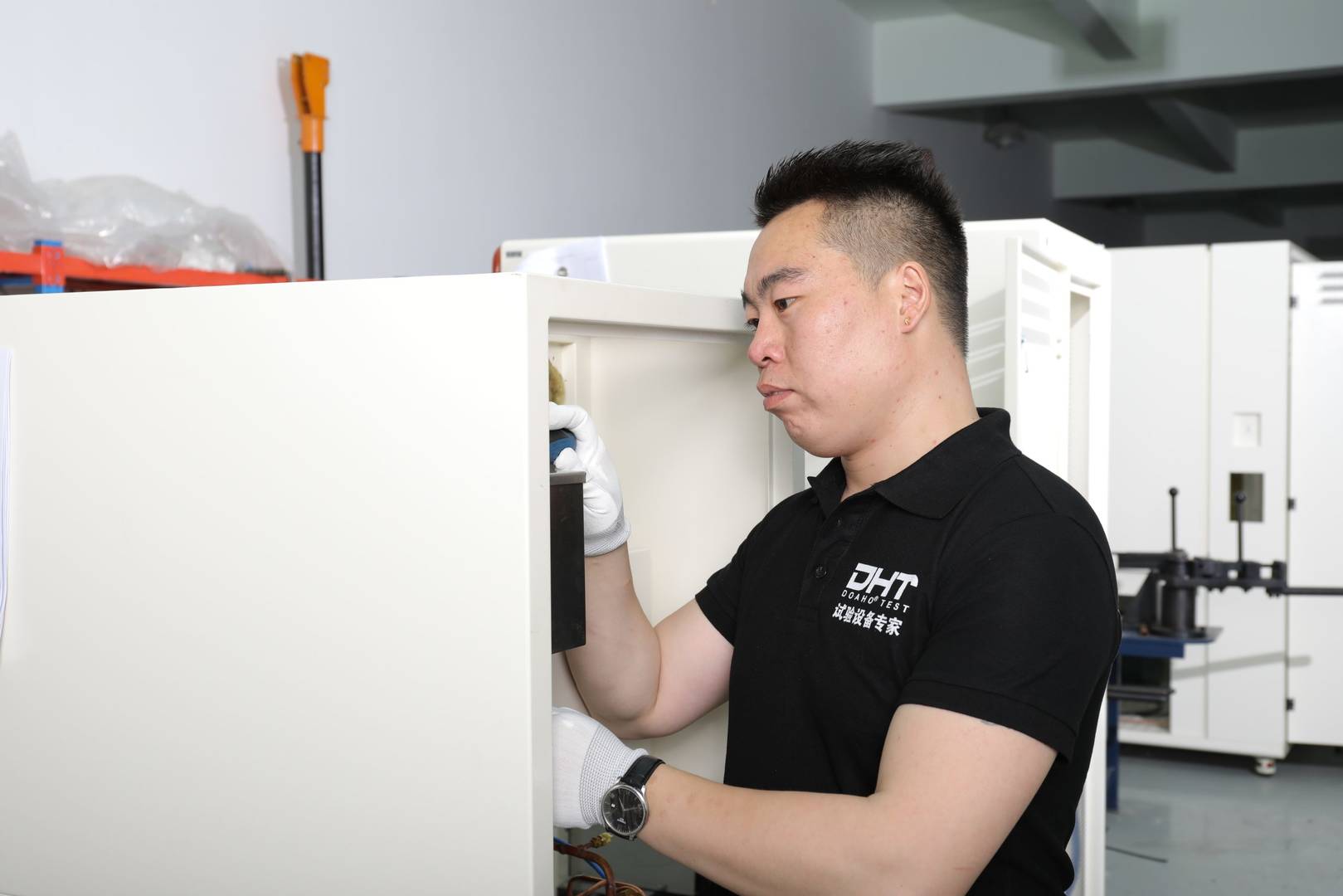 Les techniciens DHT® installent la chambre d'essai